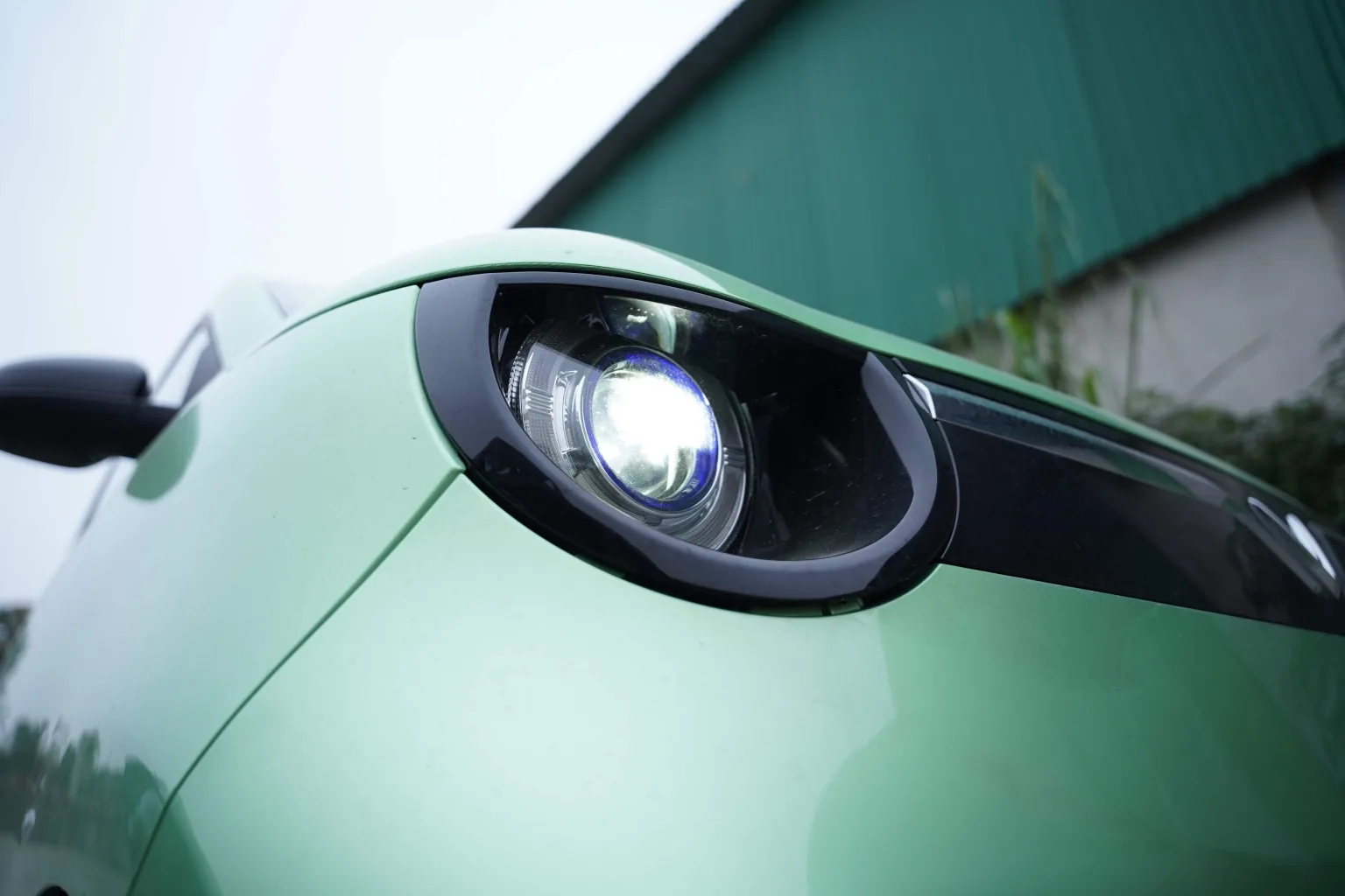 Ánh nhìn cuốn hút: Khám phá hệ thống chiếu sáng trên VinFast Minio Green