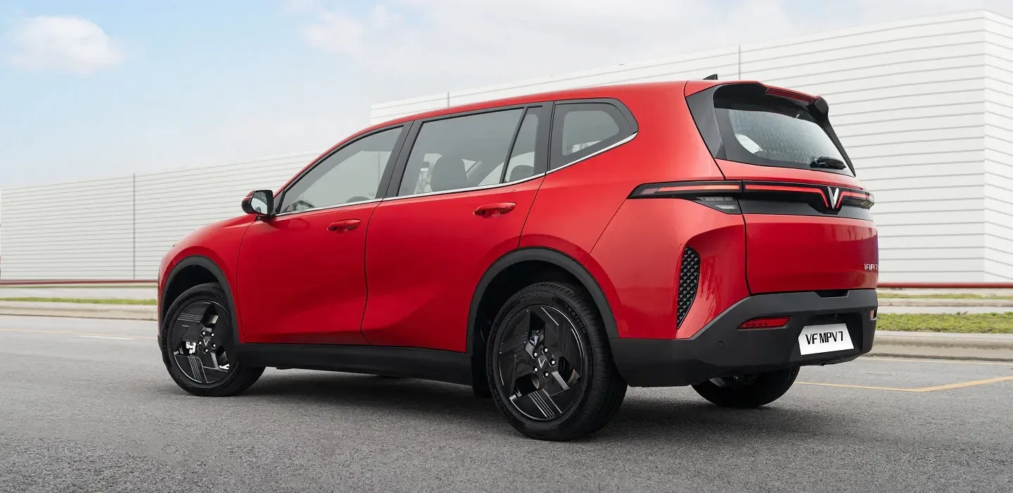 Đèn hậu mang đến nhận diện thương hiệu đặc trưng trên Vinfast MPV 7